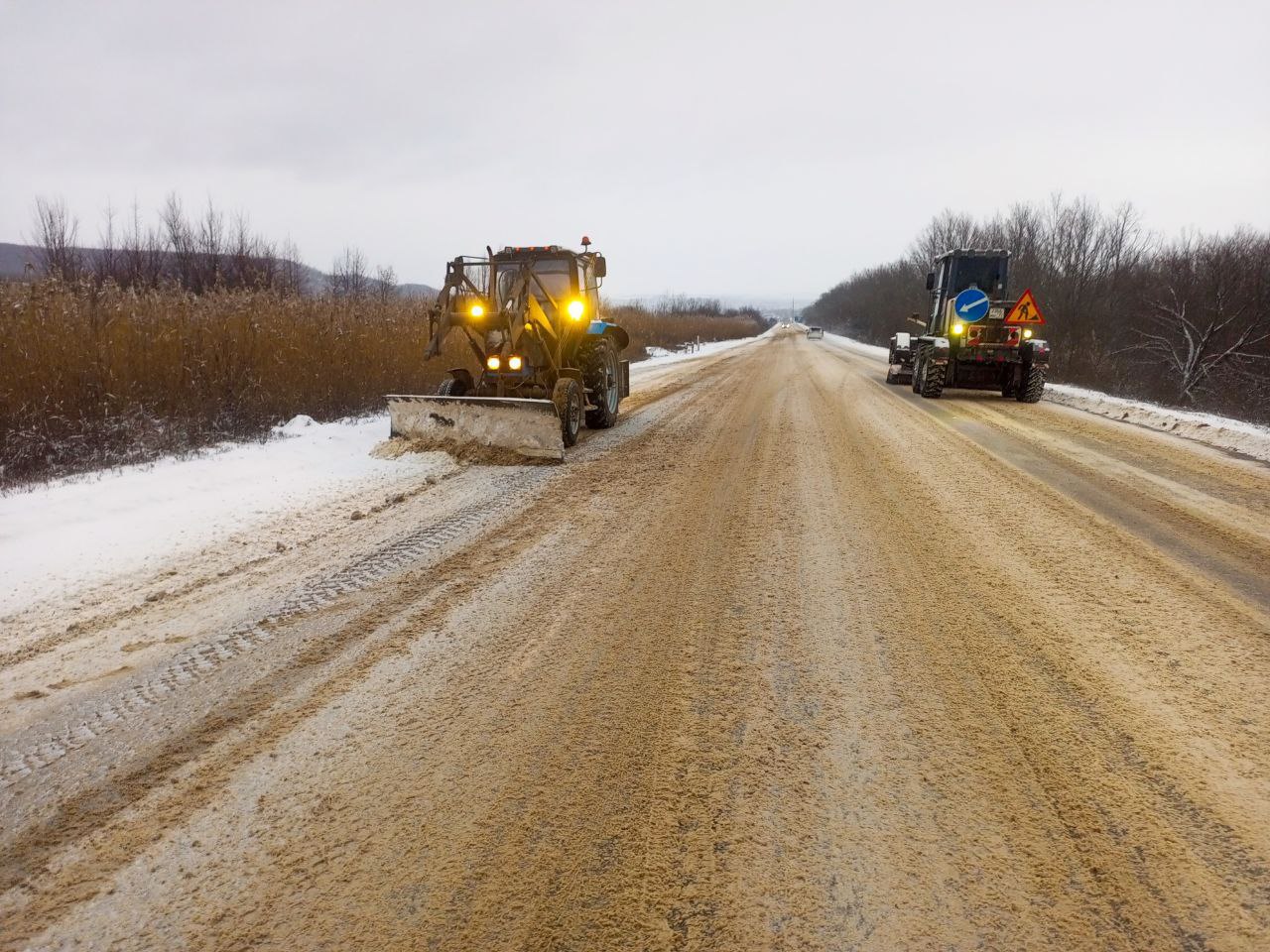 Дорожные службы Луганщины в усиленном режиме работают на автодорогах республики Дорожные службы Луганщины в усиленном режиме работают на автодорогах республики