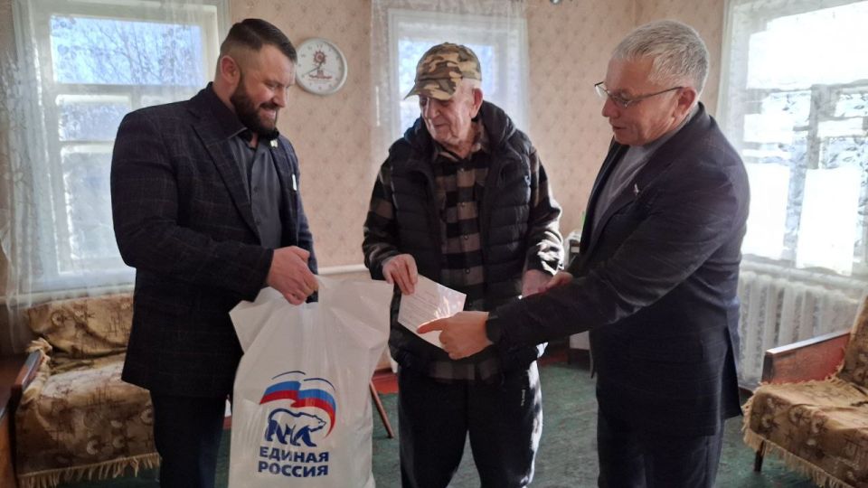 Партийный актив Единой России в Красном Луче поздравил ветеранов Великой Отечественной войны с наступающими праздниками Партийный актив Единой России в Красном Луче поздравил ветеранов Великой Отечественной войны с наступающими праздниками
