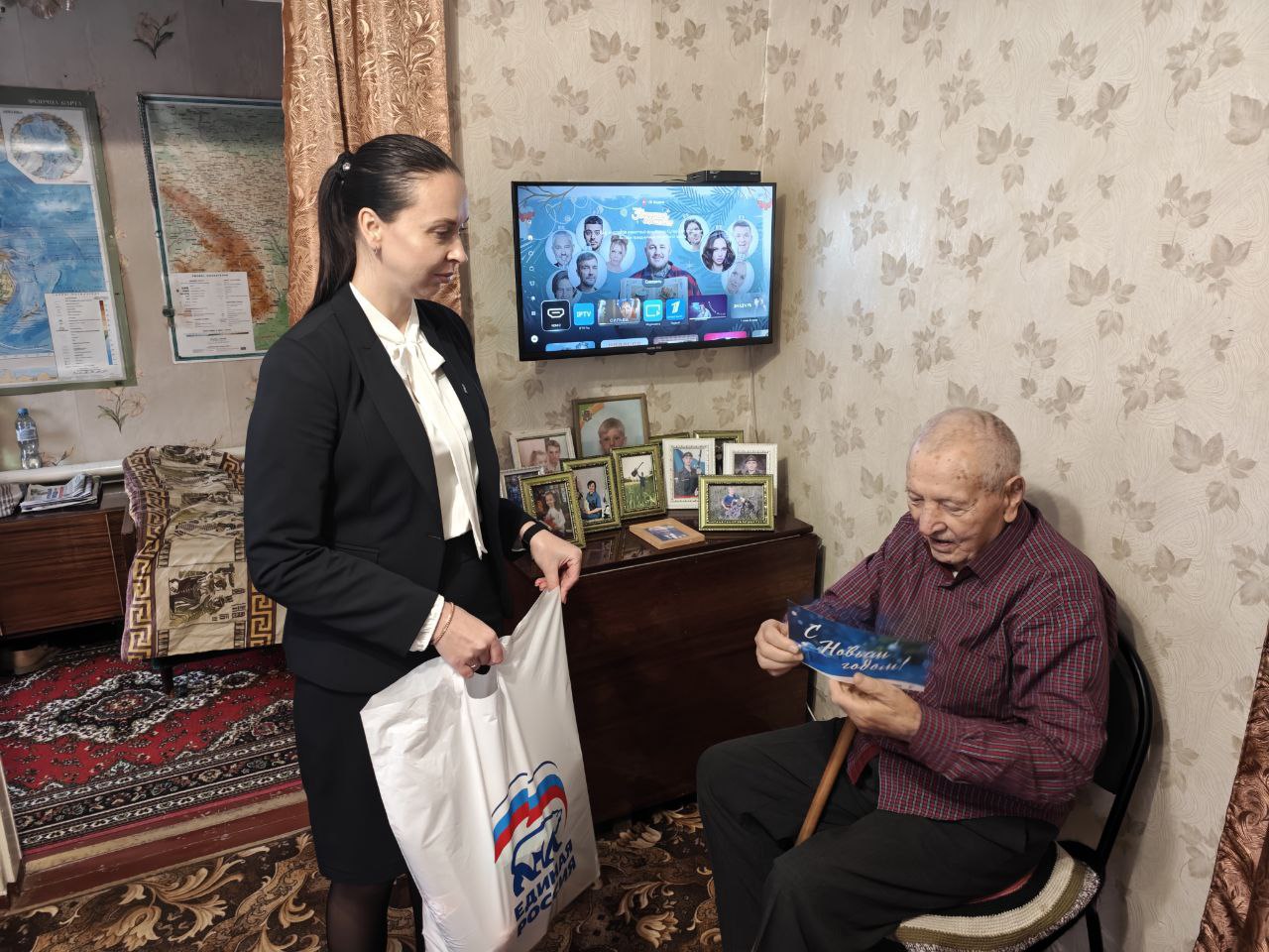 Лутугинские Единороссы присоединились к ежегодной акции «С Новым годом, ветеран!» Лутугинские Единороссы присоединились к ежегодной акции «С Новым годом, ветеран!»