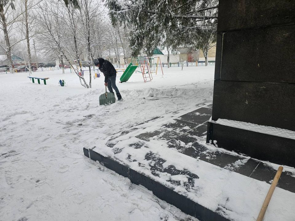 Андрей Рубанцов: Работники МУП «ЖЭК» города Ровеньки продолжают борьбу со снежным покровом! Андрей Рубанцов: Работники МУП «ЖЭК» города Ровеньки продолжают борьбу со снежным покровом!
