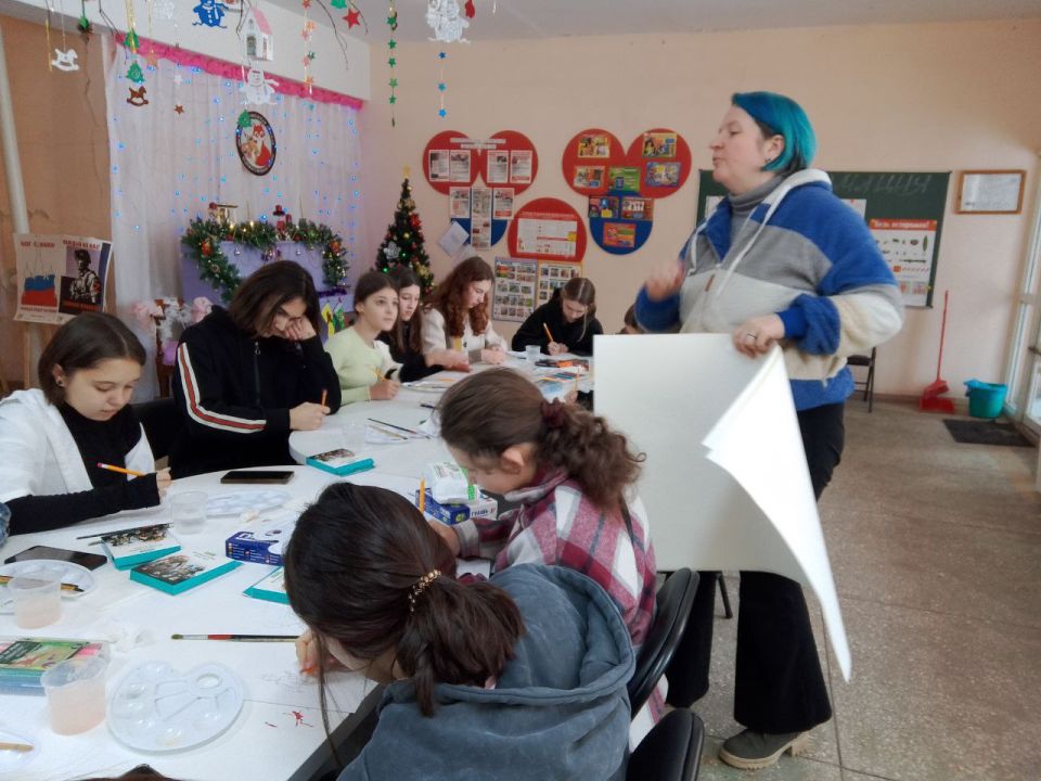В стенах МБУДО " Лисичанская городская детская художественная школ" состоялся очередной предновогодний мастер-класс при участии давно полюбившейся нам художницы- керамиста из г.Клин - Ольги Вереск В стенах МБУДО " Лисичанская городская детская художественная школ" состоялся очередной предновогодний мастер-класс при участии давно полюбившейся нам художницы- керамиста из г.Клин - Ольги Вереск