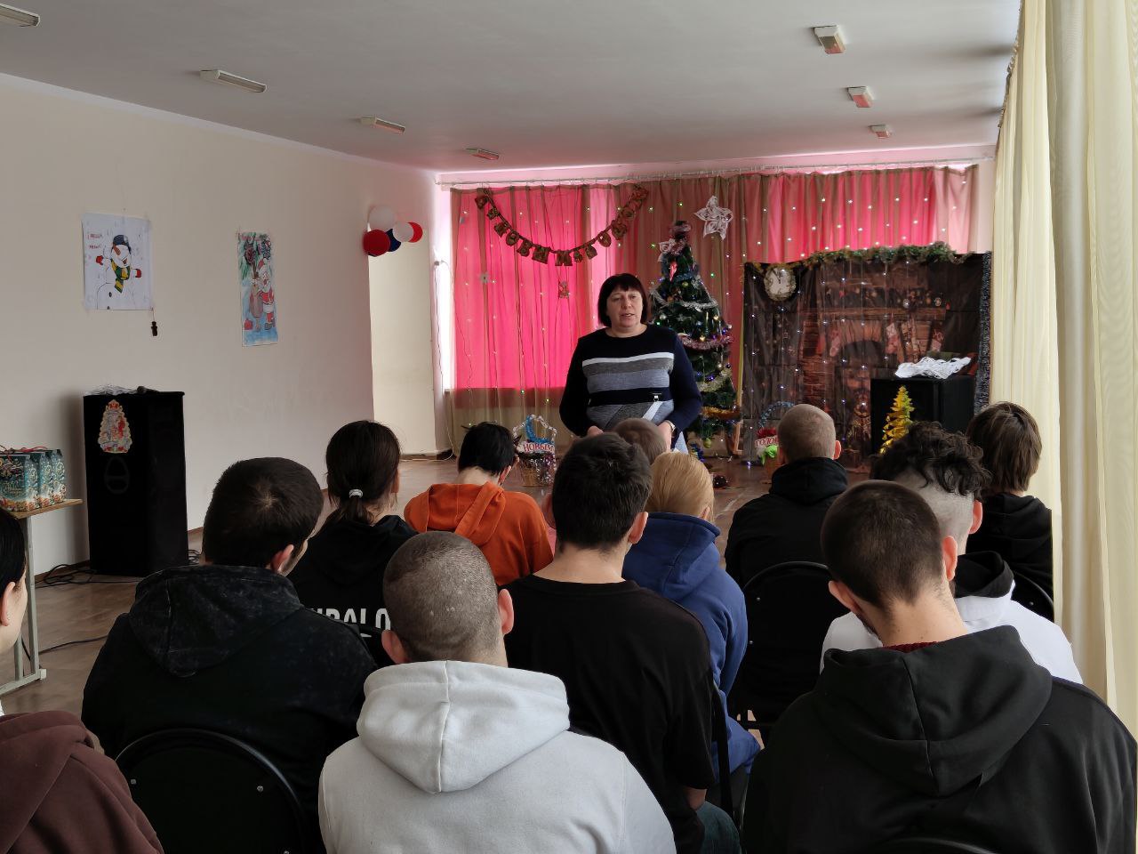 Социальная поддержка: новогодние подарки и уроки безопасности для учащихся Новосветловского колледжа Социальная поддержка: новогодние подарки и уроки безопасности для учащихся Новосветловского колледжа