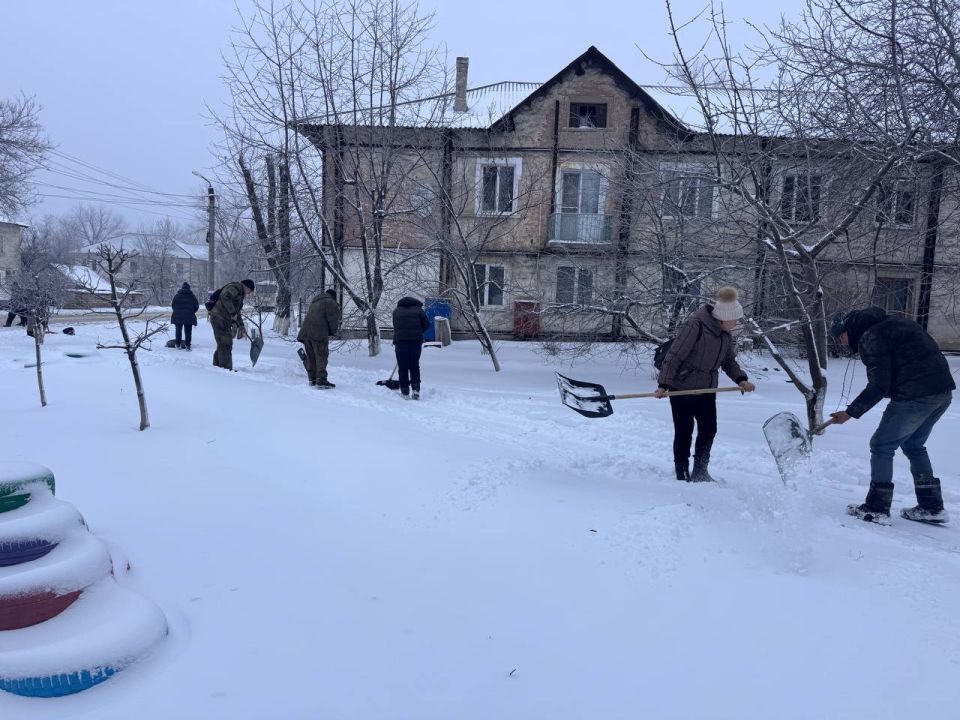 Зимняя битва за чистоту: коммунальщики Ровеньков работают без остановки! Зимняя битва за чистоту: коммунальщики Ровеньков работают без остановки!