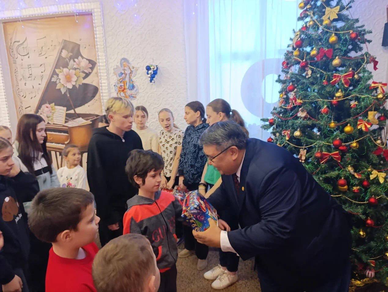 В преддверии Нового года Антрацитовский муниципальный округ посетила делегация Республики Калмыкия во главе с первым заместителем руководителя Администрации Главы Республики Калмыкия Саваром Викторовичем Тарбаевым В преддверии Нового года Антрацитовский муниципальный округ посетила делегация Республики Калмыкия во главе с первым заместителем руководителя Администрации Главы Республики Калмыкия Саваром Викторовичем Тарбаевым