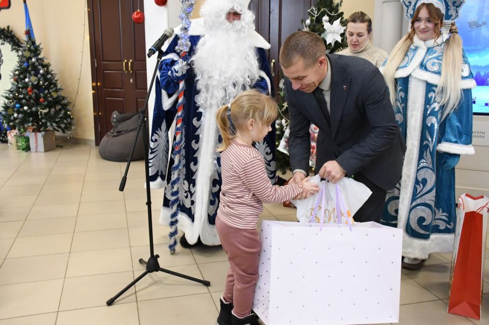 В Первомайске с наступающим новым годом поздравили детей защитников Отечества В Первомайске с наступающим новым годом поздравили детей защитников Отечества
