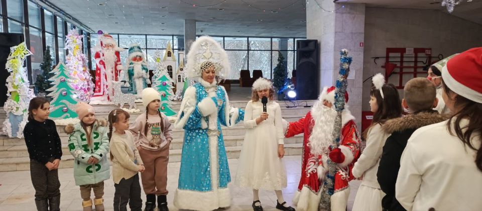 Активисты партии «Единая Россия» организовали яркий новогодний утренник для детей участников СВО, детей из семей, оказавшихся в сложной жизненной ситуации, а также одарённых ребят Антрацита Активисты партии «Единая Россия» организовали яркий новогодний утренник для детей участников СВО, детей из семей, оказавшихся в сложной жизненной ситуации, а также одарённых ребят Антрацита
