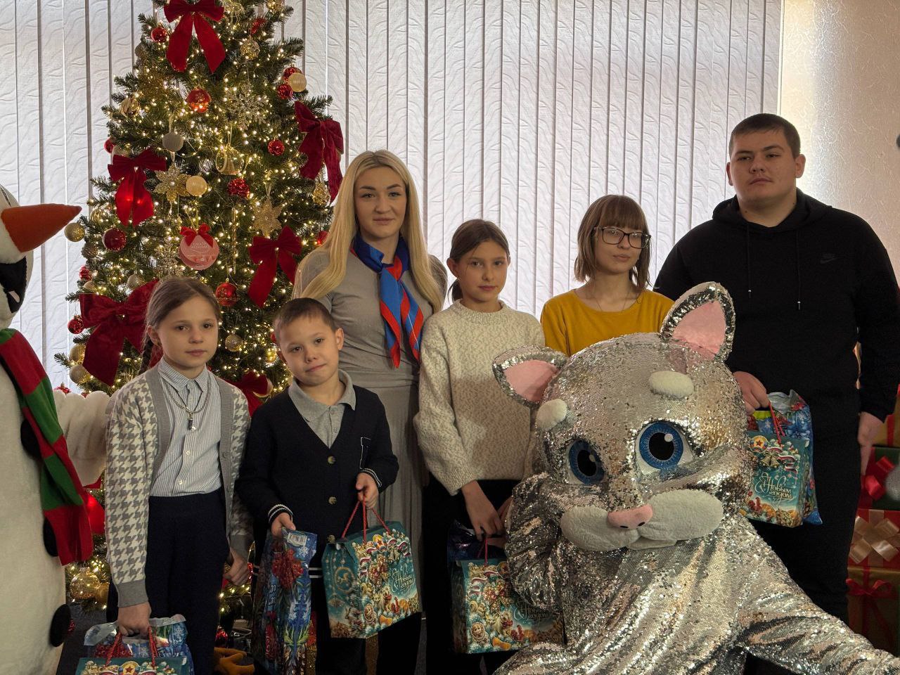 Секретарь Марковского местного отделения партии "Единая Россия" поздравила детей участников СВО с наступающими новогодними праздниками Секретарь Марковского местного отделения партии "Единая Россия" поздравила детей участников СВО с наступающими новогодними праздниками