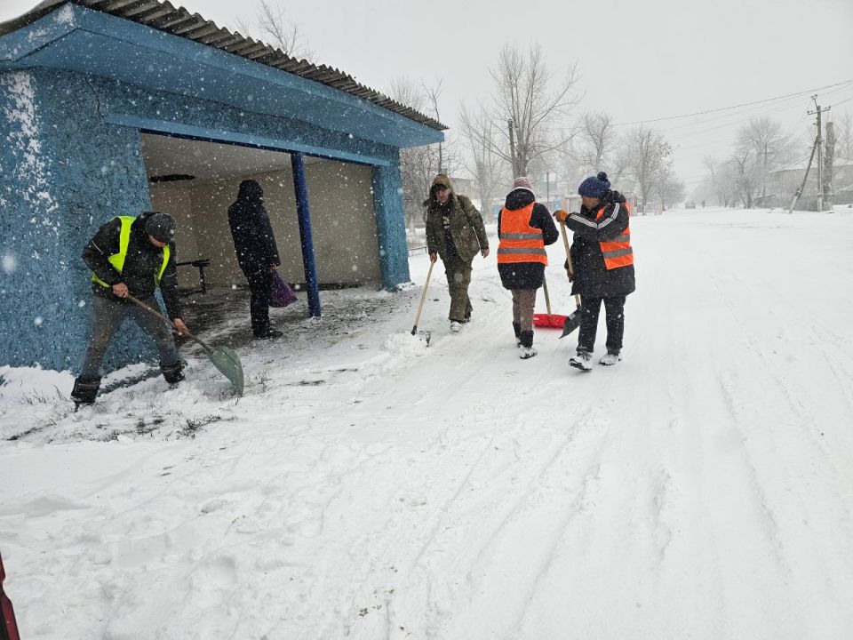 Зимняя битва за чистоту: коммунальщики Ровеньков работают без остановки! Зимняя битва за чистоту: коммунальщики Ровеньков работают без остановки!
