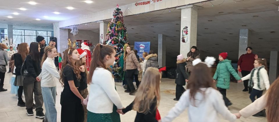 Активисты партии «Единая Россия» организовали яркий новогодний утренник для детей участников СВО, детей из семей, оказавшихся в сложной жизненной ситуации, а также одарённых ребят Антрацита Активисты партии «Единая Россия» организовали яркий новогодний утренник для детей участников СВО, детей из семей, оказавшихся в сложной жизненной ситуации, а также одарённых ребят Антрацита