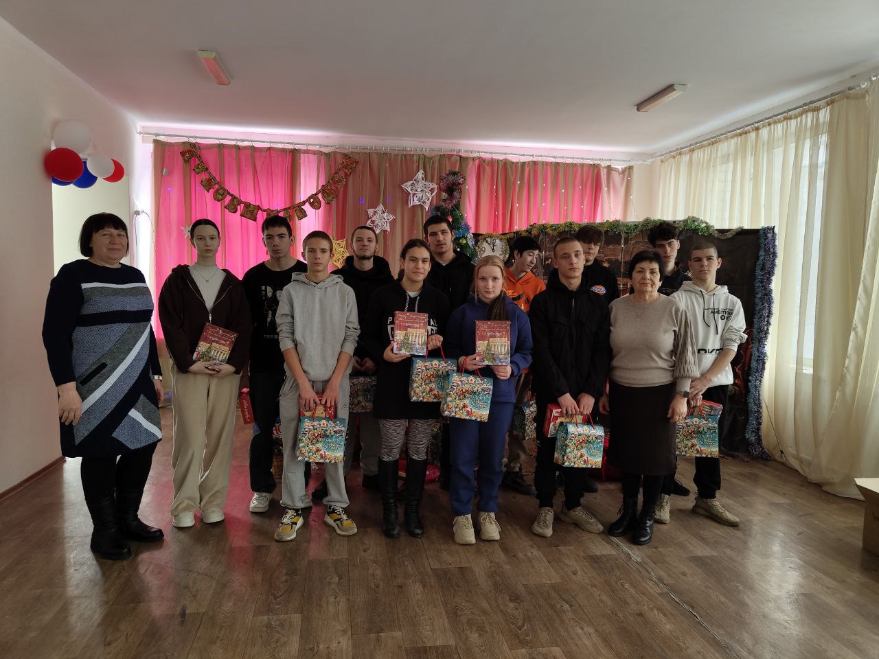 Социальная поддержка: новогодние подарки и уроки безопасности для учащихся Новосветловского колледжа