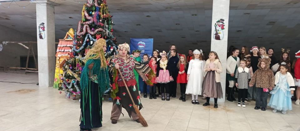 Активисты партии «Единая Россия» организовали яркий новогодний утренник для детей участников СВО, детей из семей, оказавшихся в сложной жизненной ситуации, а также одарённых ребят Антрацита Активисты партии «Единая Россия» организовали яркий новогодний утренник для детей участников СВО, детей из семей, оказавшихся в сложной жизненной ситуации, а также одарённых ребят Антрацита