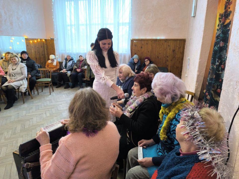 В Вахрушевском доме культуры состоялась праздничная программа «Мандариновый микс», организованная для представителей старшего поколения В Вахрушевском доме культуры состоялась праздничная программа «Мандариновый микс», организованная для представителей старшего поколения