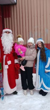 Сегодня в рамках акции #НовыйГодвКаждыйДом волонтёры Доброцентра РТЭК вышли на улицы города Ровеньки, чтобы подарить праздничное настроение и поздравить всех жителей с наступающим Новым годом!