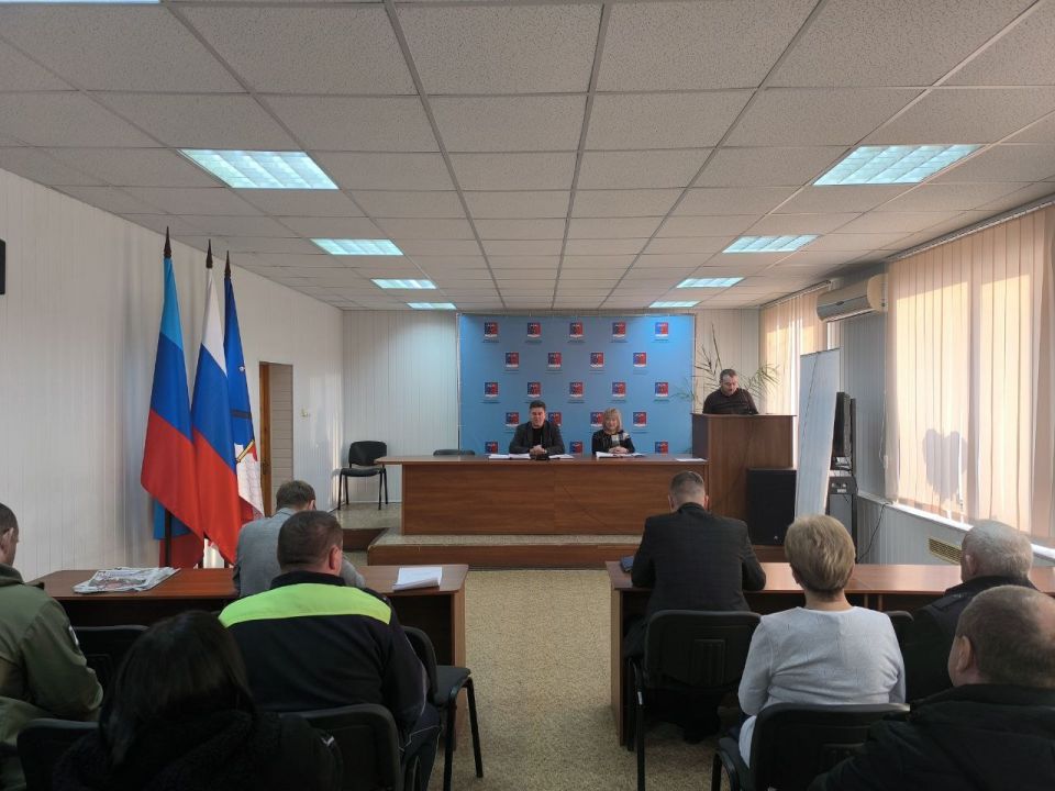 Альберт Зинченко: Сегодня совместно с председателем Совета Станично-Луганского муниципального округа Татьяной Пономаревой провели аппаратное совещание с руководителями структурных подразделений, учреждений и предприятий... Альберт Зинченко: Сегодня совместно с председателем Совета Станично-Луганского муниципального округа Татьяной Пономаревой провели аппаратное совещание с руководителями структурных подразделений, учреждений и предприятий...