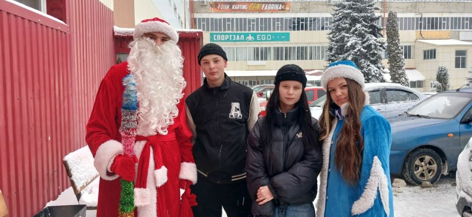 Сегодня в рамках акции #НовыйГодвКаждыйДом волонтёры Доброцентра РТЭК вышли на улицы города Ровеньки, чтобы подарить праздничное настроение и поздравить всех жителей с наступающим Новым годом! Сегодня в рамках акции #НовыйГодвКаждыйДом волонтёры Доброцентра РТЭК вышли на улицы города Ровеньки, чтобы подарить праздничное настроение и поздравить всех жителей с наступающим Новым годом!