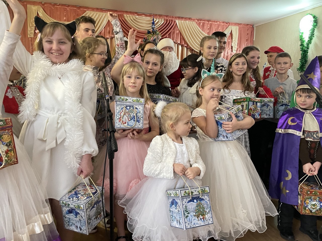 26 декабря в детской музыкальной школе Лисичанска прошёл новогодний фейерверк, который стал настоящим праздником музыки и творчества