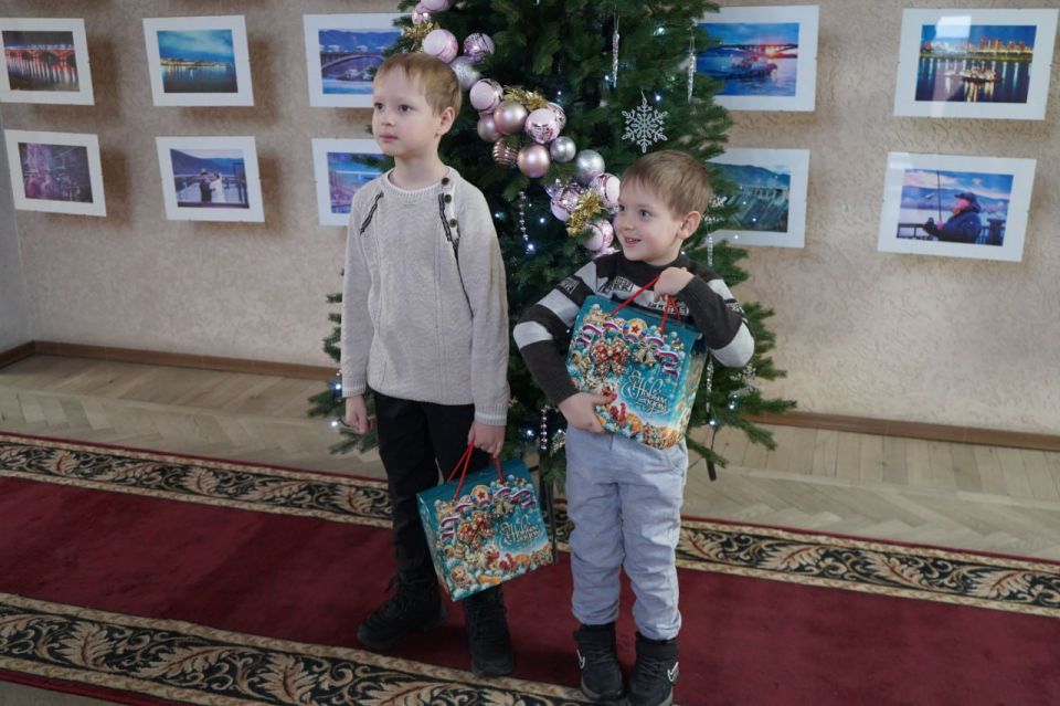 Зам. Главы Администрации округа Татьяна Мирошникова исполнила мечты юных свердловчан в рамках акции «Ёлка желаний» Зам. Главы Администрации округа Татьяна Мирошникова исполнила мечты юных свердловчан в рамках акции «Ёлка желаний»