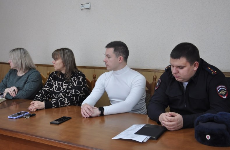 Состоялось заседание по проведению конкурса на осуществление перевозок пассажиров и багажа по муниципальному маршруту № 105 «Школа-интернат – улица Горная» Состоялось заседание по проведению конкурса на осуществление перевозок пассажиров и багажа по муниципальному маршруту № 105 «Школа-интернат – улица Горная»