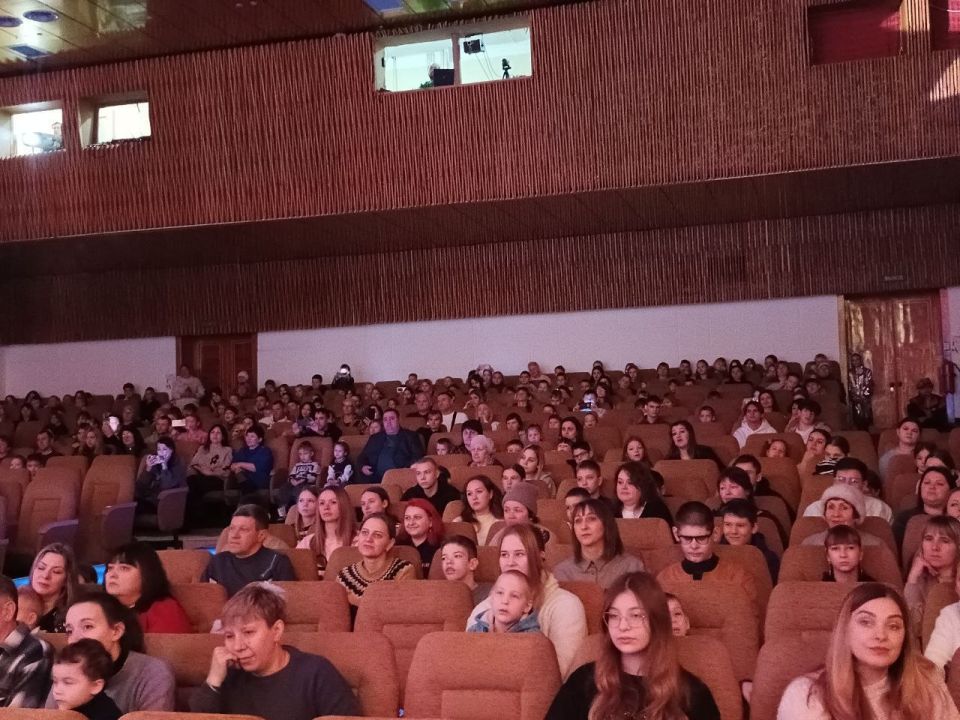 Андрей Рубанцов: В преддверии Нового года, в Ровеньках состоялся льготный показ театрализованной постановки-мюзикла «Летучий корабль» Андрей Рубанцов: В преддверии Нового года, в Ровеньках состоялся льготный показ театрализованной постановки-мюзикла «Летучий корабль»