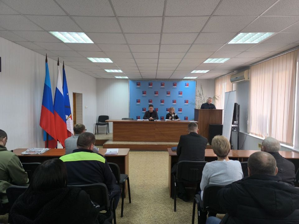 Альберт Зинченко: Сегодня совместно с председателем Совета Станично-Луганского муниципального округа Татьяной Пономаревой провели аппаратное совещание с руководителями структурных подразделений, учреждений и предприятий... Альберт Зинченко: Сегодня совместно с председателем Совета Станично-Луганского муниципального округа Татьяной Пономаревой провели аппаратное совещание с руководителями структурных подразделений, учреждений и предприятий...