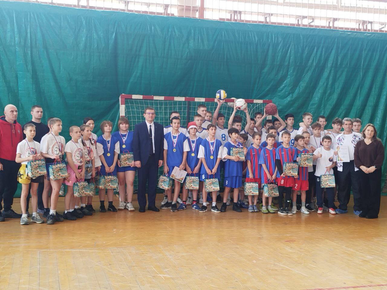 В Брянковской спортивной школе олимпийского резерва сегодня царила атмосфера настоящего праздника! Юные спортсмены собрались на ежегодном предновогоднем спортивном фестивале, который получил название «Ну-ка, все вместе!» В Брянковской спортивной школе олимпийского резерва сегодня царила атмосфера настоящего праздника! Юные спортсмены собрались на ежегодном предновогоднем спортивном фестивале, который получил название «Ну-ка, все вместе!»