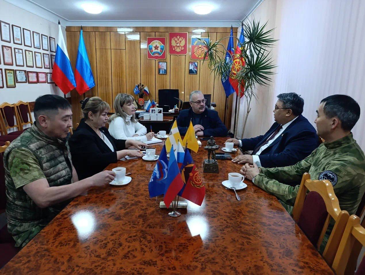 В преддверии Нового года Антрацитовский муниципальный округ посетила делегация Республики Калмыкия во главе с первым заместителем руководителя Администрации Главы Республики Калмыкия Саваром Викторовичем Тарбаевым В преддверии Нового года Антрацитовский муниципальный округ посетила делегация Республики Калмыкия во главе с первым заместителем руководителя Администрации Главы Республики Калмыкия Саваром Викторовичем Тарбаевым