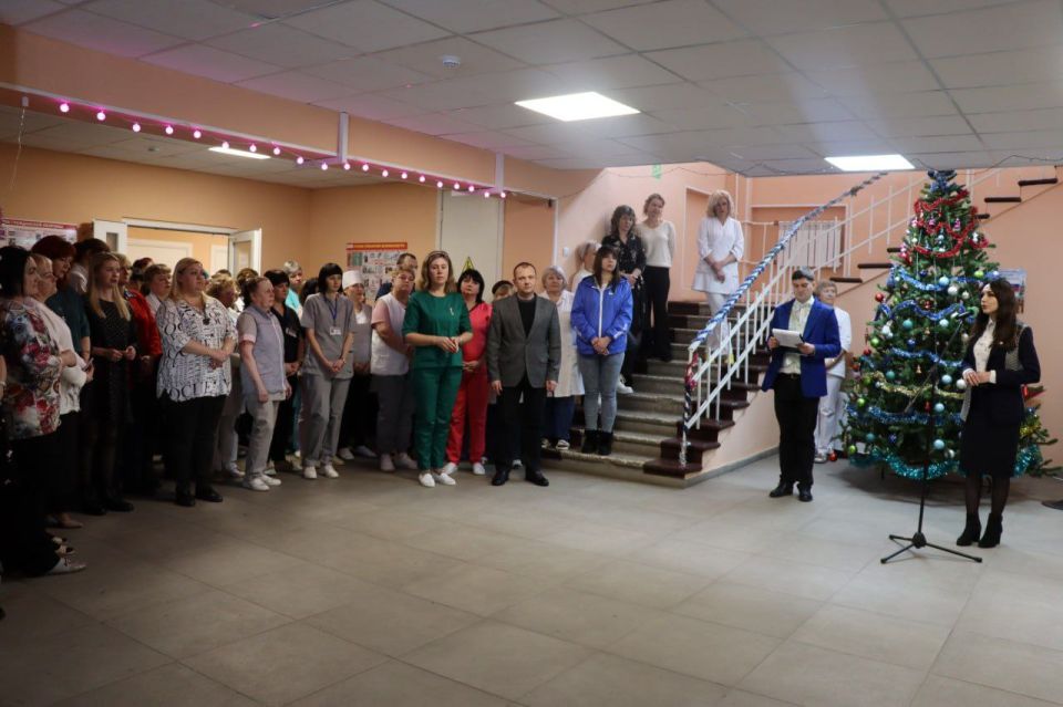 Яна Сылкина: Сегодня поздравили в наступающим Новым годом тех, кто и в праздничные, и в выходные дни всегда находится на боевом посту и спасает жизни людей - наших медицинских работников Яна Сылкина: Сегодня поздравили в наступающим Новым годом тех, кто и в праздничные, и в выходные дни всегда находится на боевом посту и спасает жизни людей - наших медицинских работников