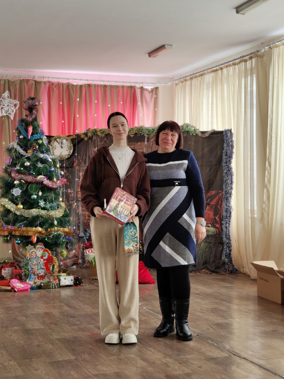 Социальная поддержка: новогодние подарки и уроки безопасности для учащихся Новосветловского колледжа Социальная поддержка: новогодние подарки и уроки безопасности для учащихся Новосветловского колледжа