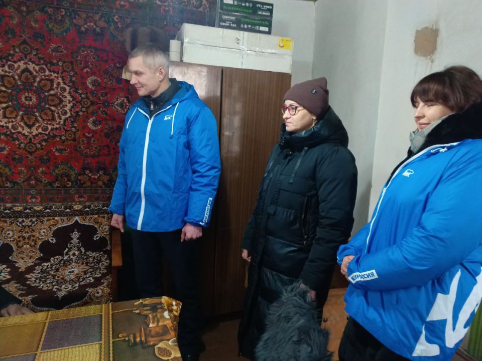 Сегодня сотрудники отдела жизнеобеспечения пгт Михайловка Администрации городского округа город Ровеньки совместно с представителями Партии «Единая Россия» посетили ветерана Великой Отечественной войны, Медведева Николая... Сегодня сотрудники отдела жизнеобеспечения пгт Михайловка Администрации городского округа город Ровеньки совместно с представителями Партии «Единая Россия» посетили ветерана Великой Отечественной войны, Медведева Николая...