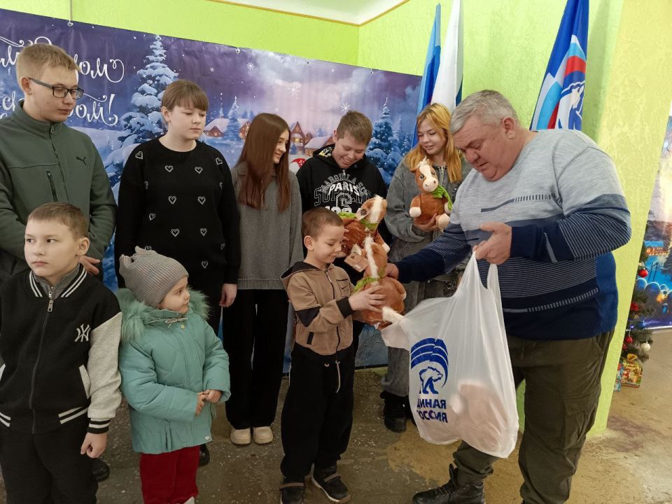 В преддверии празднования новогодних и рождественских праздников сотрудники отдела жизнеобеспечения пгт Новодарьевка, совместно с активистами ПО № 11 пгт Новодарьевка города Ровеньки ВПП «Единая Россия», поздравили с... В преддверии празднования новогодних и рождественских праздников сотрудники отдела жизнеобеспечения пгт Новодарьевка, совместно с активистами ПО № 11 пгт Новодарьевка города Ровеньки ВПП «Единая Россия», поздравили с...
