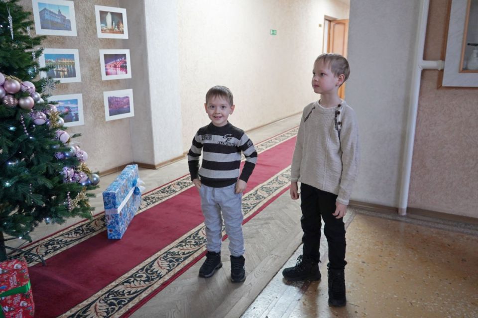 Зам. Главы Администрации округа Татьяна Мирошникова исполнила мечты юных свердловчан в рамках акции «Ёлка желаний» Зам. Главы Администрации округа Татьяна Мирошникова исполнила мечты юных свердловчан в рамках акции «Ёлка желаний»
