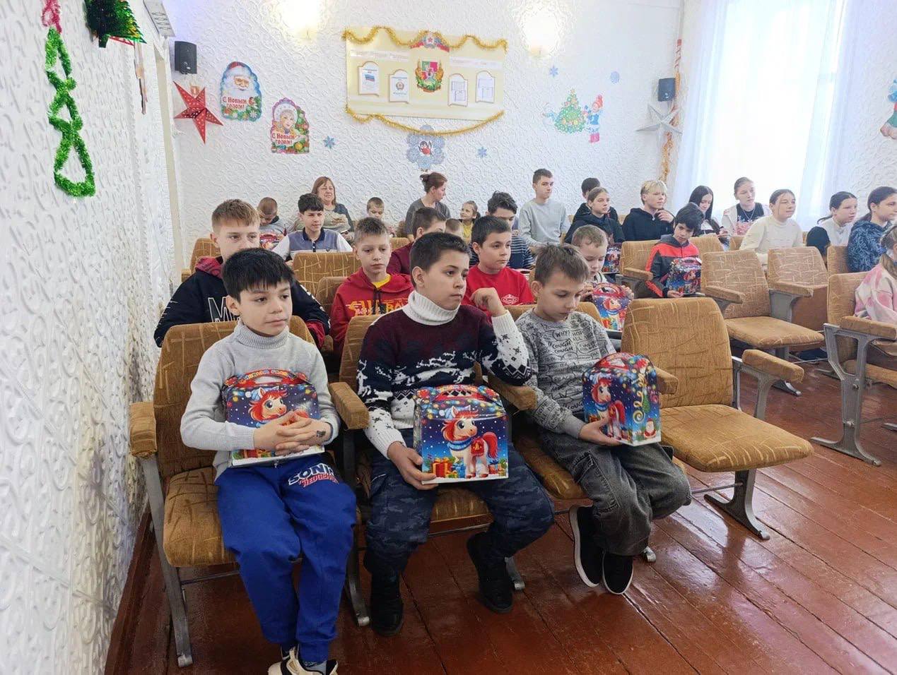 В преддверии Нового года Антрацитовский муниципальный округ посетила делегация Республики Калмыкия во главе с первым заместителем руководителя Администрации Главы Республики Калмыкия Саваром Викторовичем Тарбаевым В преддверии Нового года Антрацитовский муниципальный округ посетила делегация Республики Калмыкия во главе с первым заместителем руководителя Администрации Главы Республики Калмыкия Саваром Викторовичем Тарбаевым