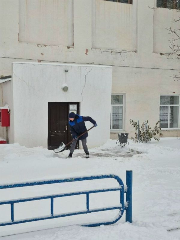 В связи с резким ухудшением погодных условий сотрудники стадиона «Авангард» оперативно приступили к расчистке территории В связи с резким ухудшением погодных условий сотрудники стадиона «Авангард» оперативно приступили к расчистке территории
