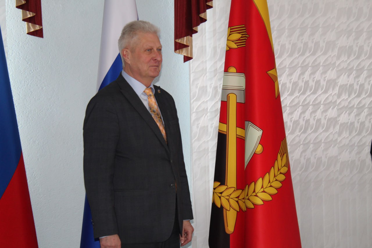 Сергей Козенко: Сегодня, с трепетом в душе, в канун новогодних праздников, от Министерства спорта ЛНР передал юным воспитанникам Краснодонского отделения по футболу МБУ ДО ЛНР «Краснодонская спортивная школа № 1» титул и...