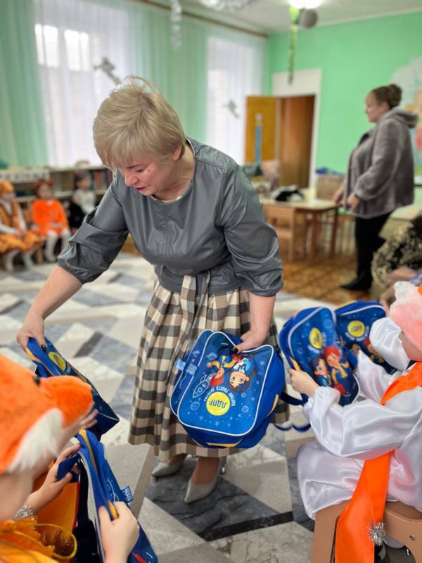 НОВОГОДНИЕ ПОЗДРАВЛЕНИЕ ДЛЯ САМЫХ МАЛЕНЬКИХ В РОВЕНЬКАХ НОВОГОДНИЕ ПОЗДРАВЛЕНИЕ ДЛЯ САМЫХ МАЛЕНЬКИХ В РОВЕНЬКАХ