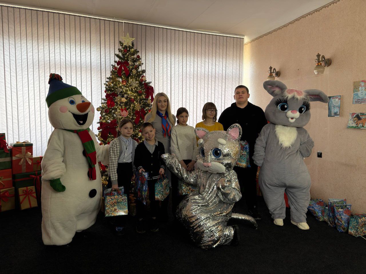 Секретарь Марковского местного отделения партии "Единая Россия" поздравила детей участников СВО с наступающими новогодними праздниками