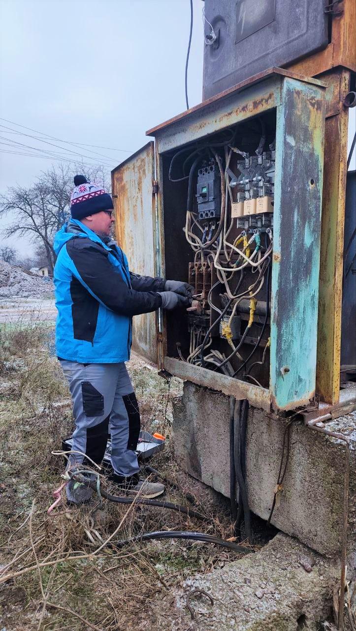 Специалисты аварийной бригады из Удмуртии восстановили электроснабжение школы села Веселая Тарасовка в Лутугинском округе Специалисты аварийной бригады из Удмуртии восстановили электроснабжение школы села Веселая Тарасовка в Лутугинском округе