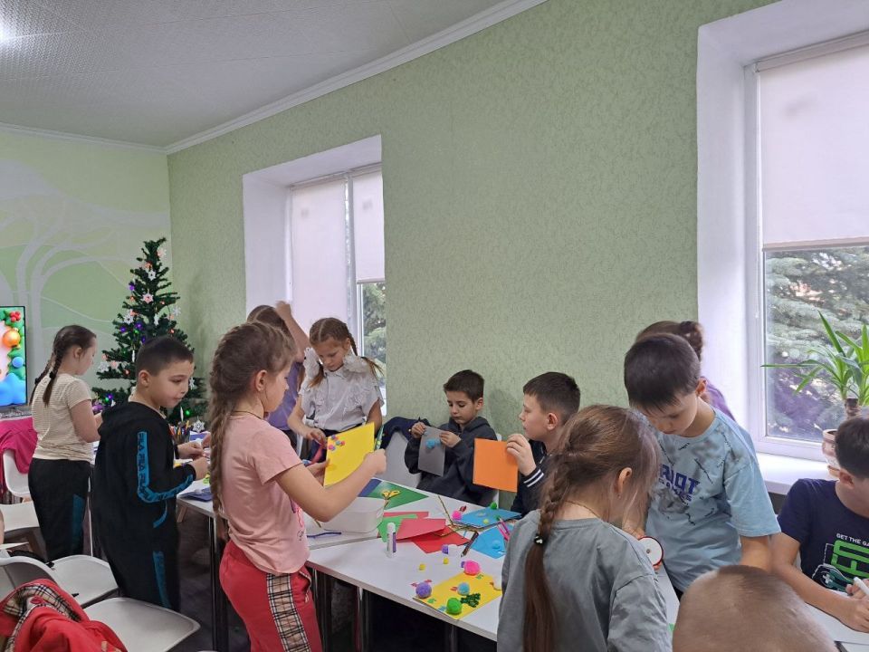 В Лутугинской Районной библиотеке для детей прошёл мастер-класс «Новогодняя школа волшебников» по изготовлению новогодних и рождественских открыток В Лутугинской Районной библиотеке для детей прошёл мастер-класс «Новогодняя школа волшебников» по изготовлению новогодних и рождественских открыток