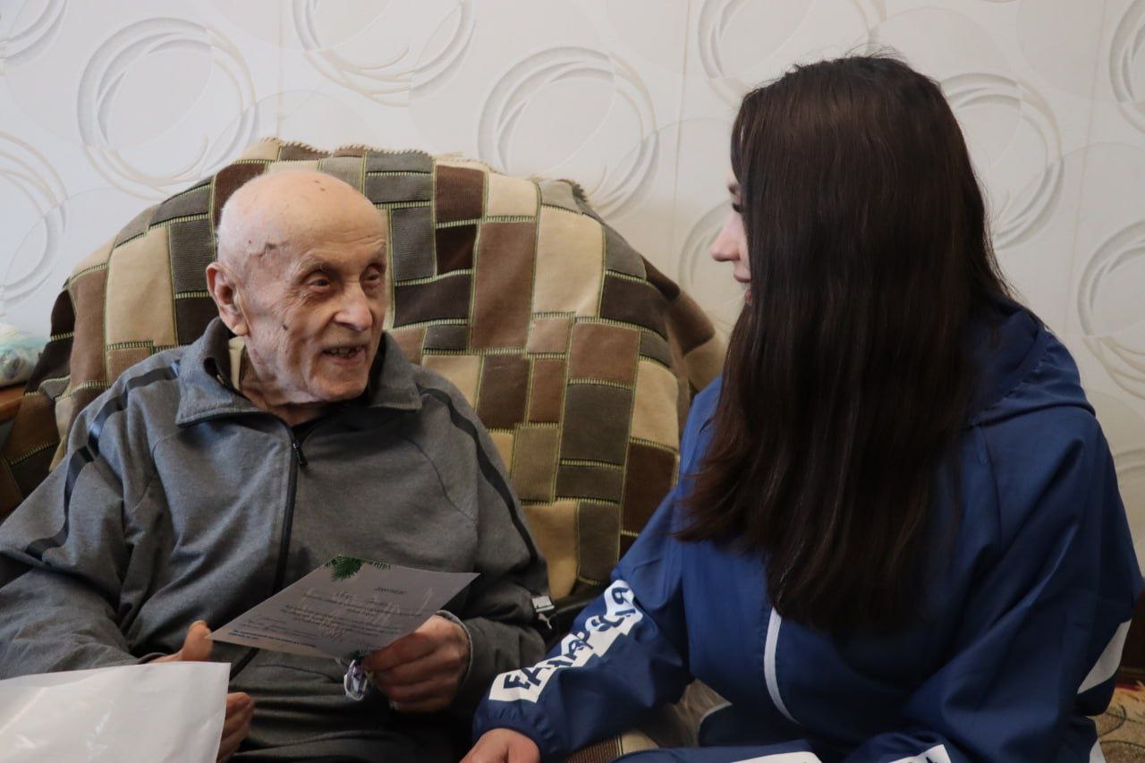 Ветерана Великой Отечественной войны Петра Бережного поздравили с новогодними праздниками Ветерана Великой Отечественной войны Петра Бережного поздравили с новогодними праздниками