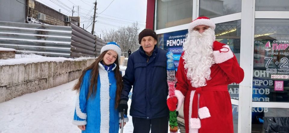 Сегодня в рамках акции #НовыйГодвКаждыйДом волонтёры Доброцентра РТЭК вышли на улицы города Ровеньки, чтобы подарить праздничное настроение и поздравить всех жителей с наступающим Новым годом! Сегодня в рамках акции #НовыйГодвКаждыйДом волонтёры Доброцентра РТЭК вышли на улицы города Ровеньки, чтобы подарить праздничное настроение и поздравить всех жителей с наступающим Новым годом!