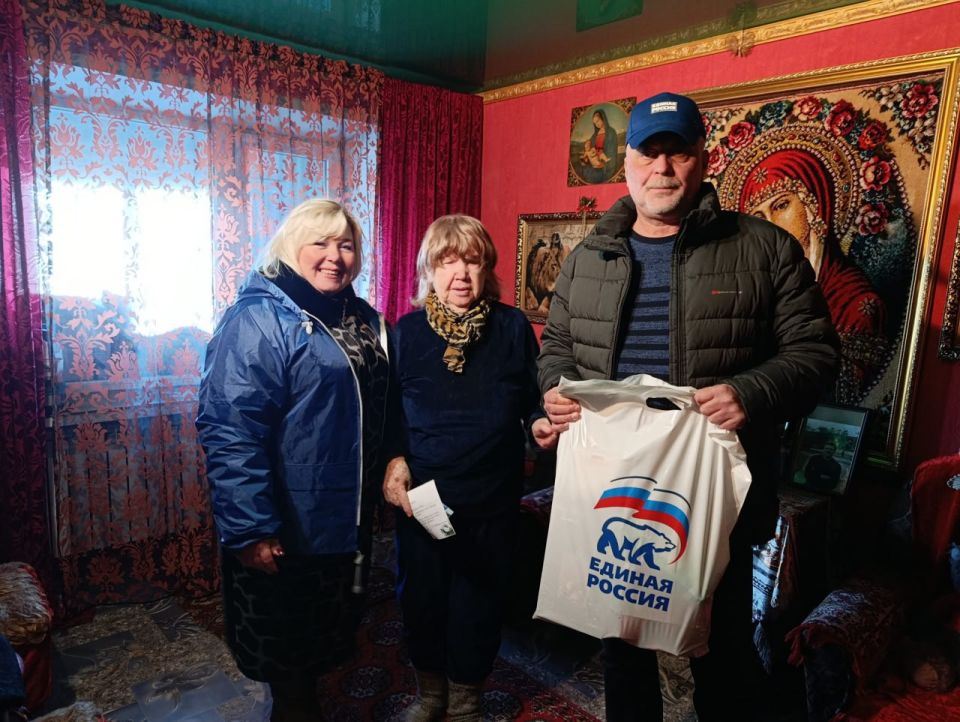 В Северодонецке единороссы поздравляют ветеранов с Новым годом В Северодонецке единороссы поздравляют ветеранов с Новым годом