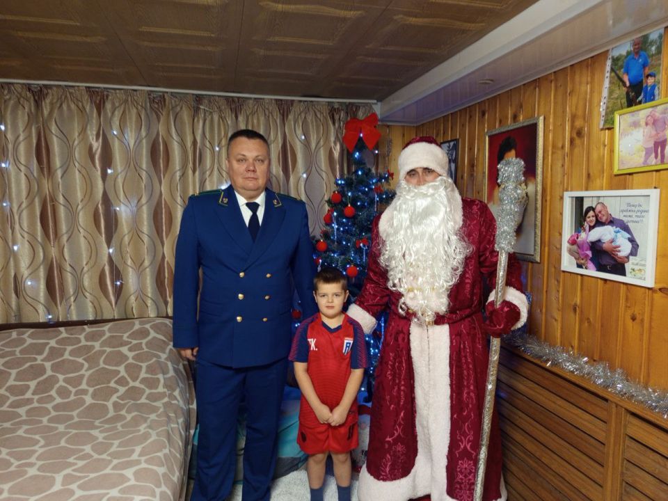 Альберт Зинченко: Прокурор Станично-Луганского района Луганской Народной Республики Андрей Владимирович Мигилев исполнил желание Тимура, шар с желанием которого он снял с "Елки желаний" Альберт Зинченко: Прокурор Станично-Луганского района Луганской Народной Республики Андрей Владимирович Мигилев исполнил желание Тимура, шар с желанием которого он снял с "Елки желаний"