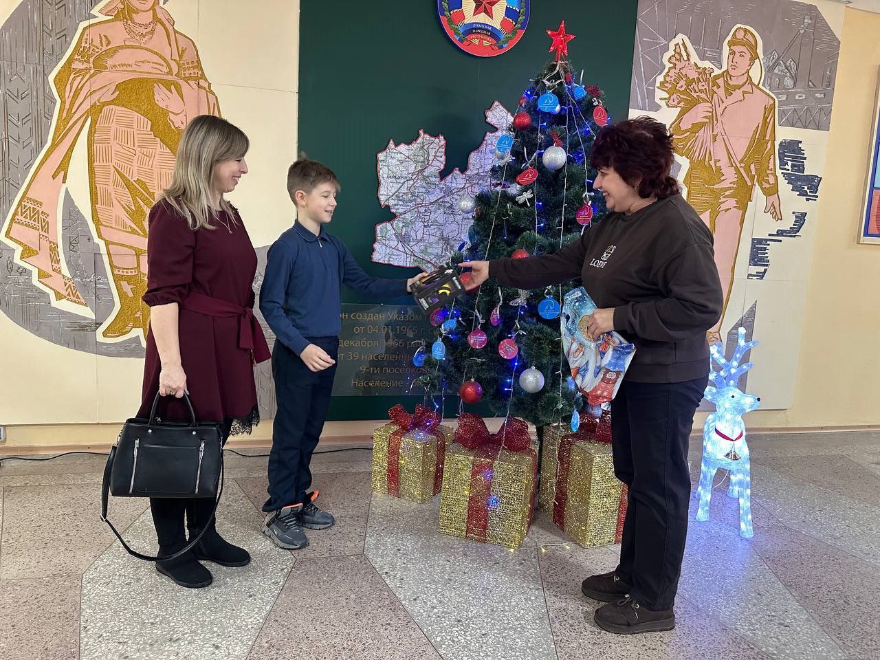 Совет женщин Перевальского округа исполнил новогоднее желание юного артемовца Совет женщин Перевальского округа исполнил новогоднее желание юного артемовца