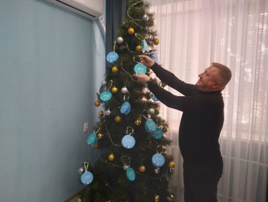 В Брянке к благотворительной акции «Ёлка Желаний» присоединились депутаты городского Совета