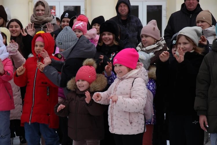 Хороводы, конкурсы, подарки: «Автобус Деда Мороза» прокатился по Луганску Хороводы, конкурсы, подарки: «Автобус Деда Мороза» прокатился по Луганску