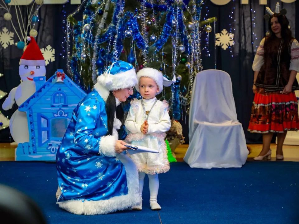 На праздниках наших. В нарядах разных все На праздниках наших. В нарядах разных все