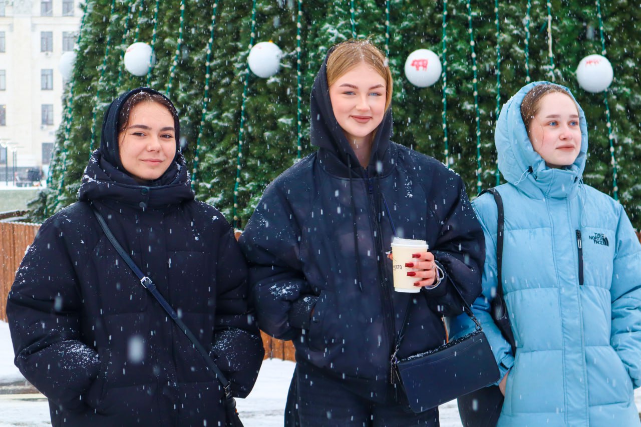 29 декабря народные коллективы "Степивчанка" и "Козаченьки" Беловодского районного Дома культуры выступили с праздничной концертной программой в г. Луганск на центральной площади у главной ёлки Республики 29 декабря народные коллективы "Степивчанка" и "Козаченьки" Беловодского районного Дома культуры выступили с праздничной концертной программой в г. Луганск на центральной площади у главной ёлки Республики