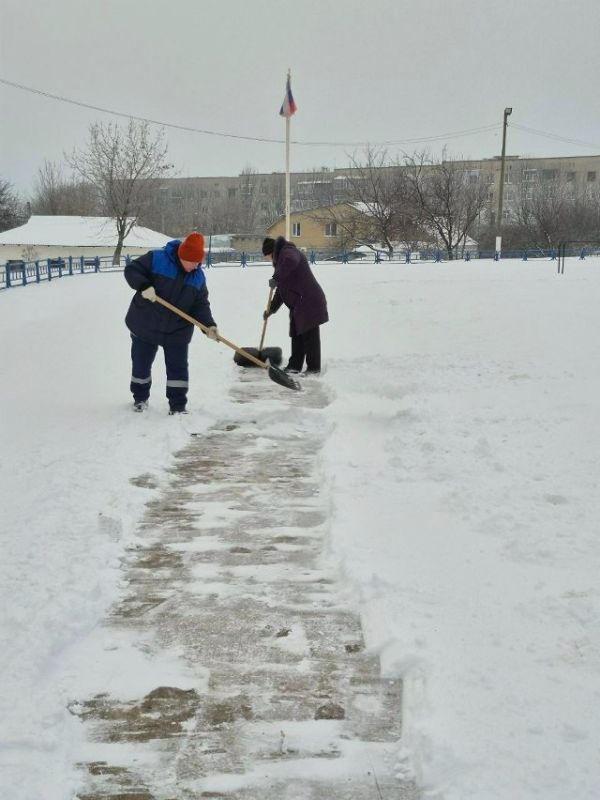 Не смотря на капризы природы, сотрудники стадиона "Авангард" демонстрируют настоящий профессионализм и самоотверженность Не смотря на капризы природы, сотрудники стадиона "Авангард" демонстрируют настоящий профессионализм и самоотверженность