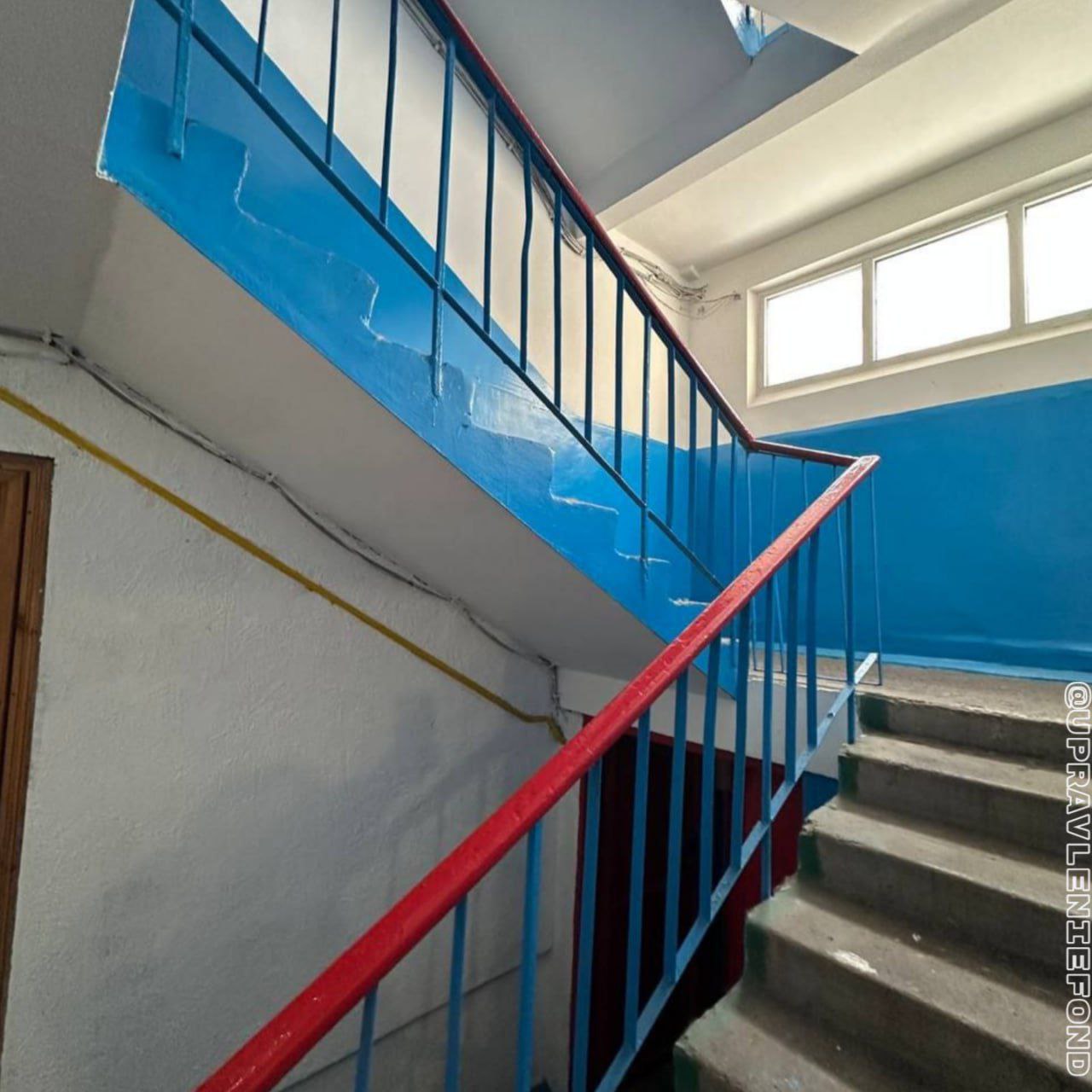 Жителей одного из домов на Якира радует свежеотремонтированный подъезд Жителей одного из домов на Якира радует свежеотремонтированный подъезд