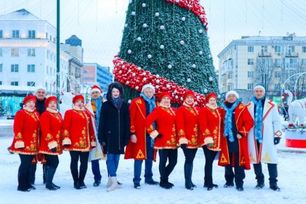 29 декабря народные коллективы "Степивчанка" и "Козаченьки" Беловодского районного Дома культуры выступили с праздничной концертной программой в г. Луганск на центральной площади у главной ёлки Республики